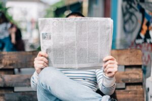 Durch Zeilenwüsten und Druckerschwärze  Funktion und Bedeutung der Tageszeitung